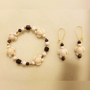 NWT Handcrafted Natural Stone Turtle Shaped Charm Bracelet and Earrings Set.